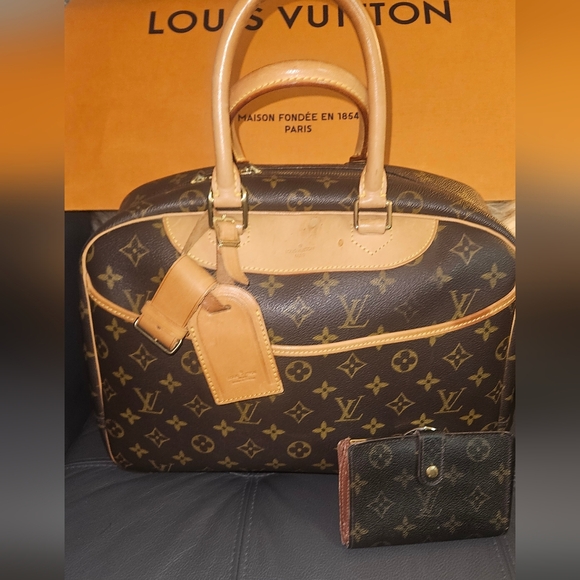 Louis Vuitton Handbags - Louis Vuitton LV Deauville Monogram w/ Wallet
